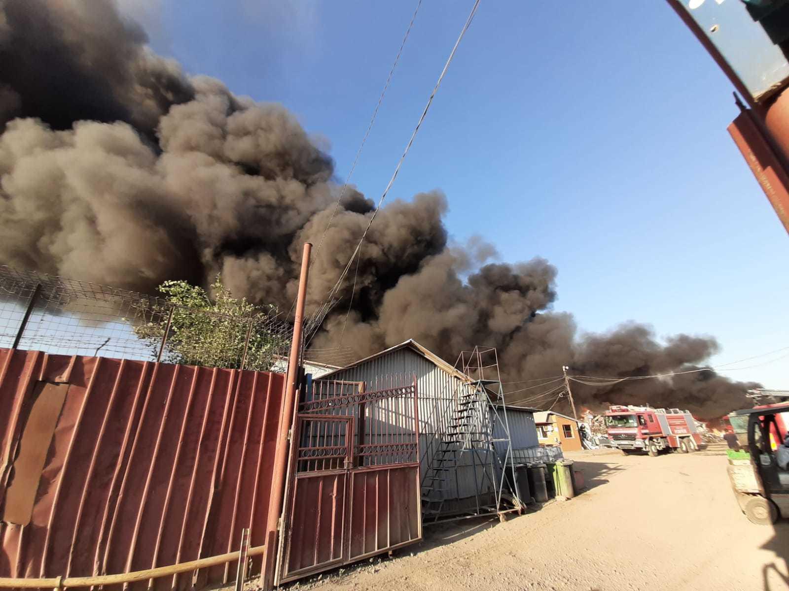 Alertă la Buzău: sute de oameni, evacuați din case din cauza unui incendiu. VIDEO