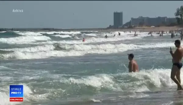 Turiștii ignoră steagul roșu și se avântă în valuri. Un tânăr a dispărut în mare, la Olimp