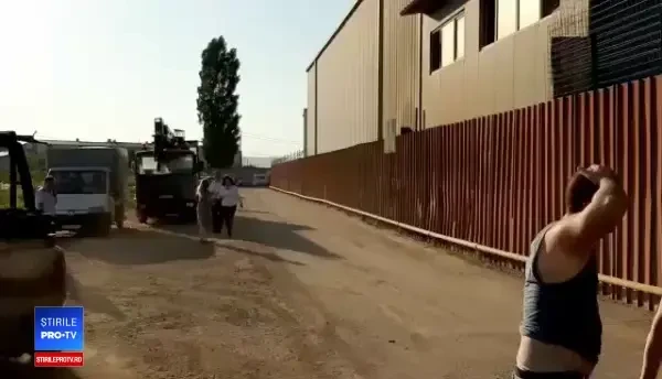 Alertă la Buzău: sute de oameni, evacuați din case din cauza unui incendiu. VIDEO