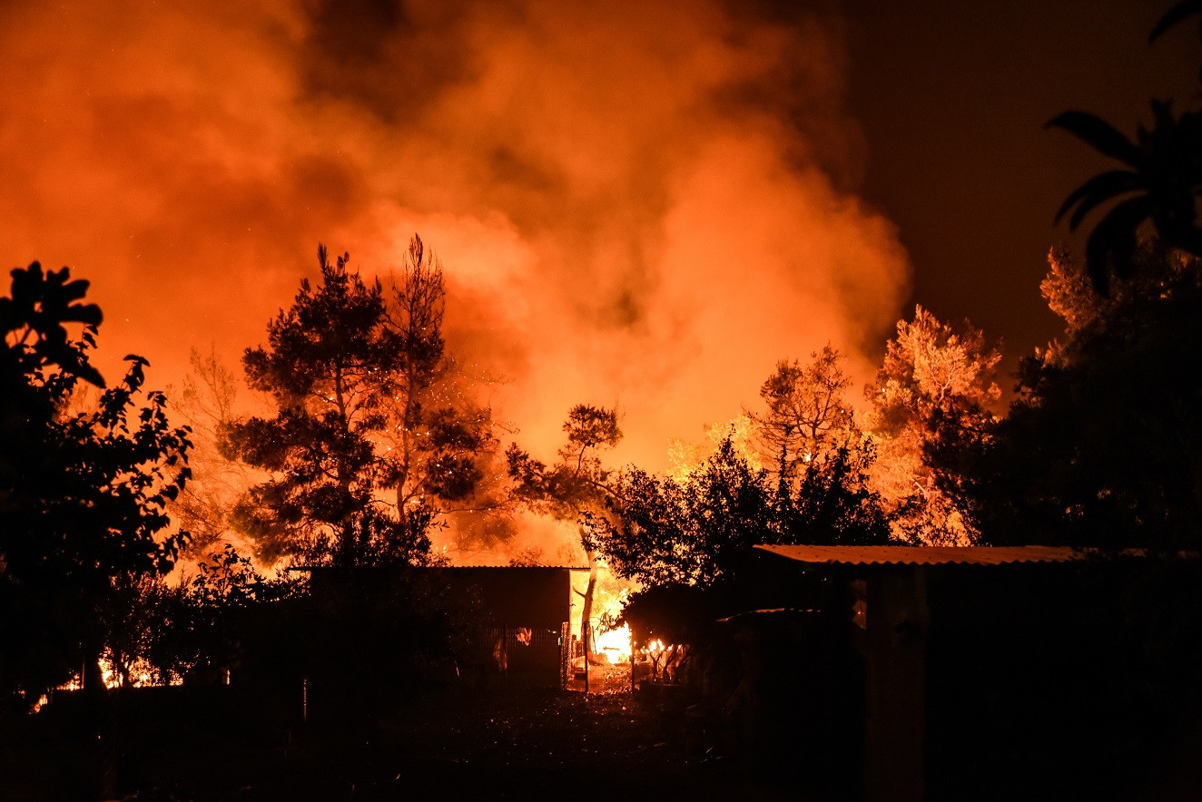 Insulă grecească, pârjolită de incendii. Bulgarii au închis o autostradă spre Grecia