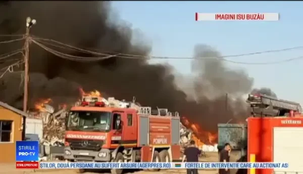 Zeci de explozii, la un depozit de fier vechi din Buzău. Localnicii, informați prin RO-ALERT