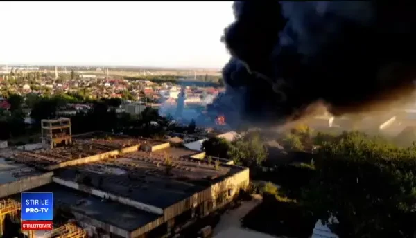 Mobilizare impresionantă pentru stingerea incendiului în Buzău. 200 de oameni, evacuați