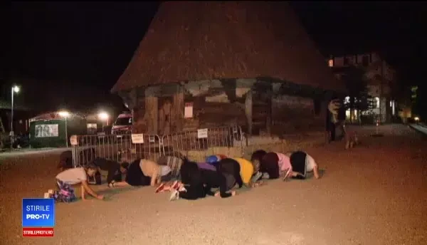 Mii de oameni la Mănăstirea Nicula. Vor să atingă o icoană considerată făcătoare de minuni