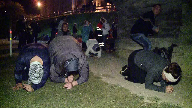 Mănăstirea Nicula, înconjurată pe coate de pelerini. Unii au venit cu copii mici