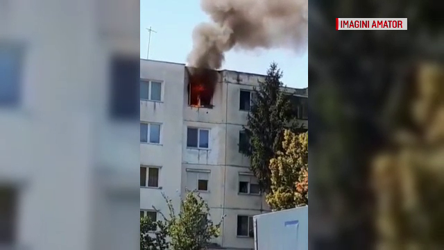 Incendiu puternic la un bloc din Târgu-Mureș. O femeie de 60 de ani internată cu arsuri