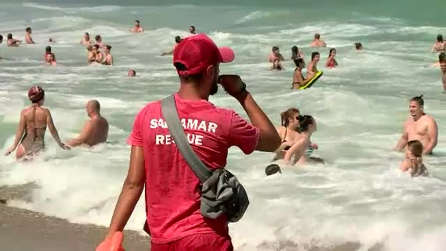 Un bărbat de 54 de ani din Bucureşti s-a înecat în mare, la Neptun. Imagini cu intervenția salvatorilor