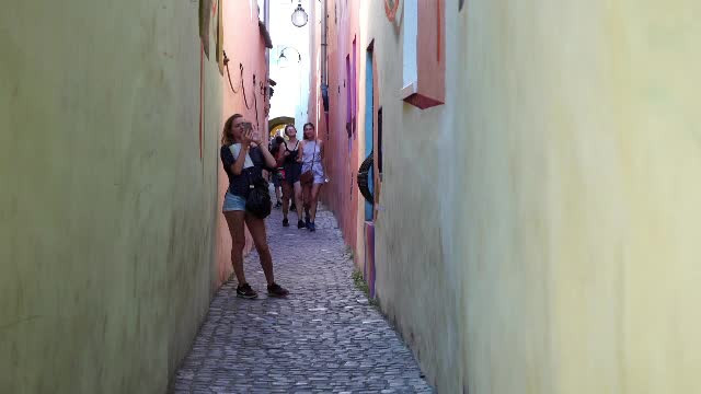 Strada Sforii din Brașov, vandalizată de turiști. Cum arată după renovare