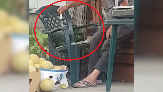 Momentul năucitor în care un bărbat din Brăila injectează pepenii cu apă