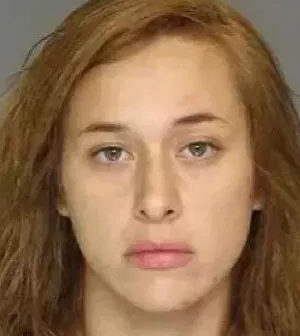 O tânără și-a încuiat copiii într-o mașină încinsă. Sora ei murise recent în același mod