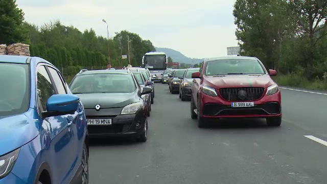 Nervi și aglomerație în drum spre munte. Șofer: ”Am făcut 1 km în 20 de minute!”