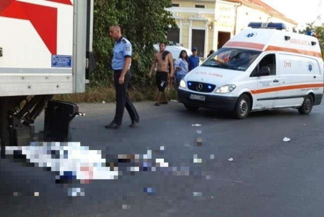 Grav accident în Arad. Un TIR a lovit mortal un copil și a rănit o femeie