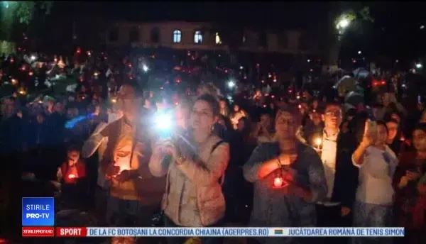 Mănăstirea Nicula, înconjurată pe coate de pelerini. Unii au venit cu copii mici