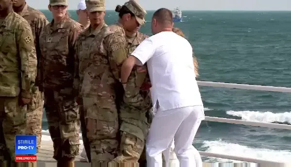 Momentul în care un militar american leșină în timpul discursului lui Iohannis. VIDEO
