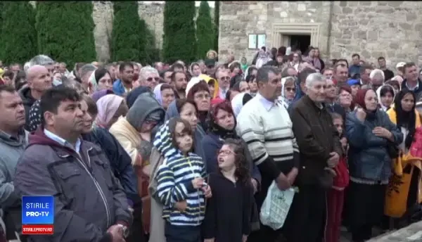 Sute de pelerini, cu flori și busuioc în mâini, la slujba de la Mănăstirea Hadâmbu
