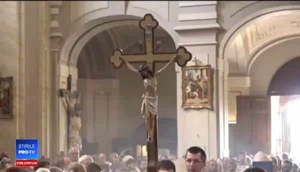 Pelerinaj la mănăstirea catolică Radna. Ce scot credincioșii din pământ