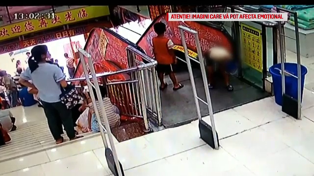 Un băieţel, la un pas să rămână fără o mână. Ce a făcut în timp ce aştepta lângă o scară rulantă