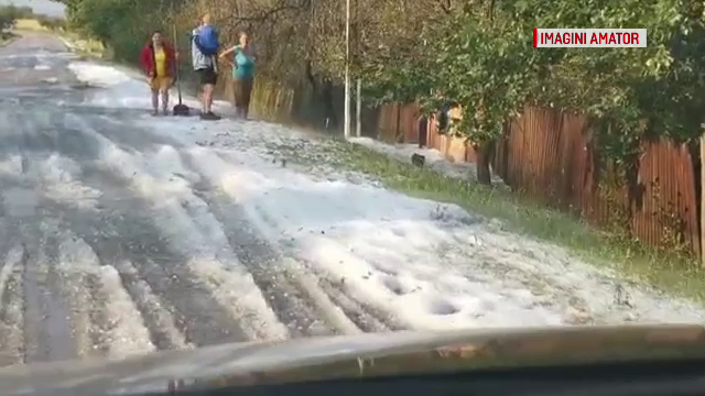 Grindină și ploi torențiale în mai multe localități din Argeș