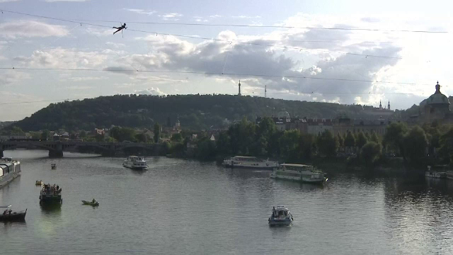 O acrobată din Franţa a ținut cu sufletul la gură sute de oameni. Riscul la care s-a expus