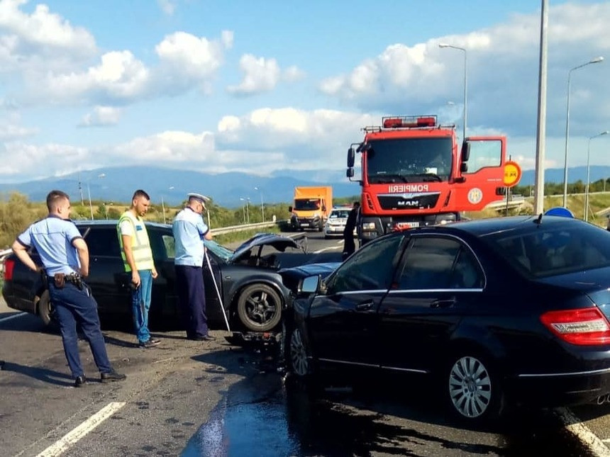 Patru răniți într-un accident pe centura din Caransebeș. Ce a făcut un șofer înainte. FOTO