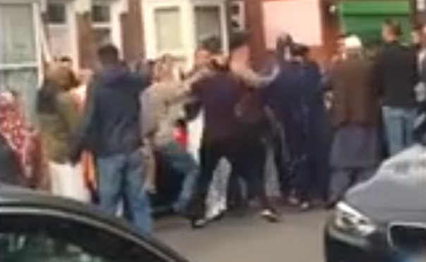 O încăierare între 30 de persoane a oprit traficul pe o stradă, în plină zi