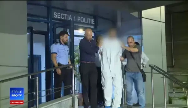 Crima din Capitală. Surse: Victima încă striga după ajutor, polițiștii nu au putut să spargă ușa la timp