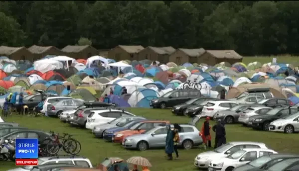 Mii de oameni stau la cort în ploaie, pentru un festival de muzică din Piatra Craiului