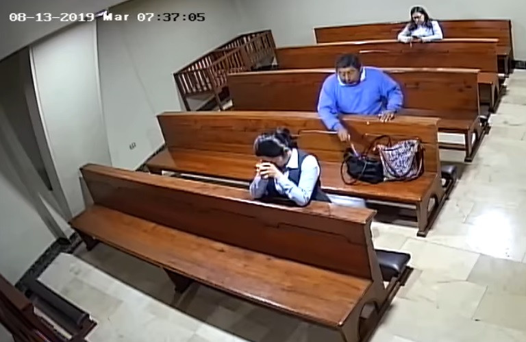 Ce a făcut un bărbat după ce i-a furat telefonul unei femei, în biserică. VIDEO