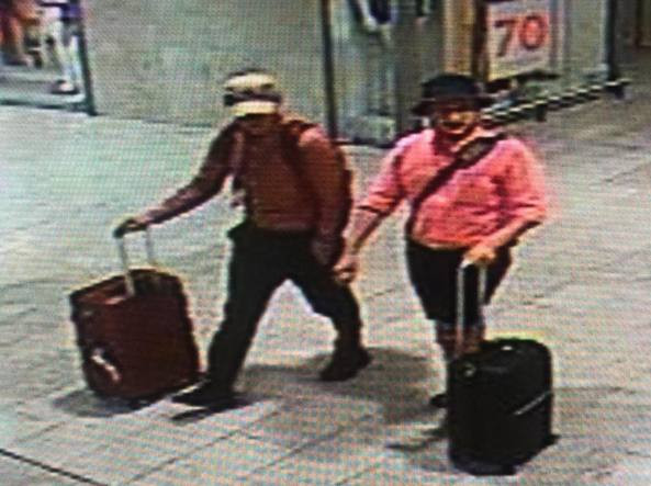 Doi români arestați după ce au clonat cardurile turiștilor din Milano. Cum acționau