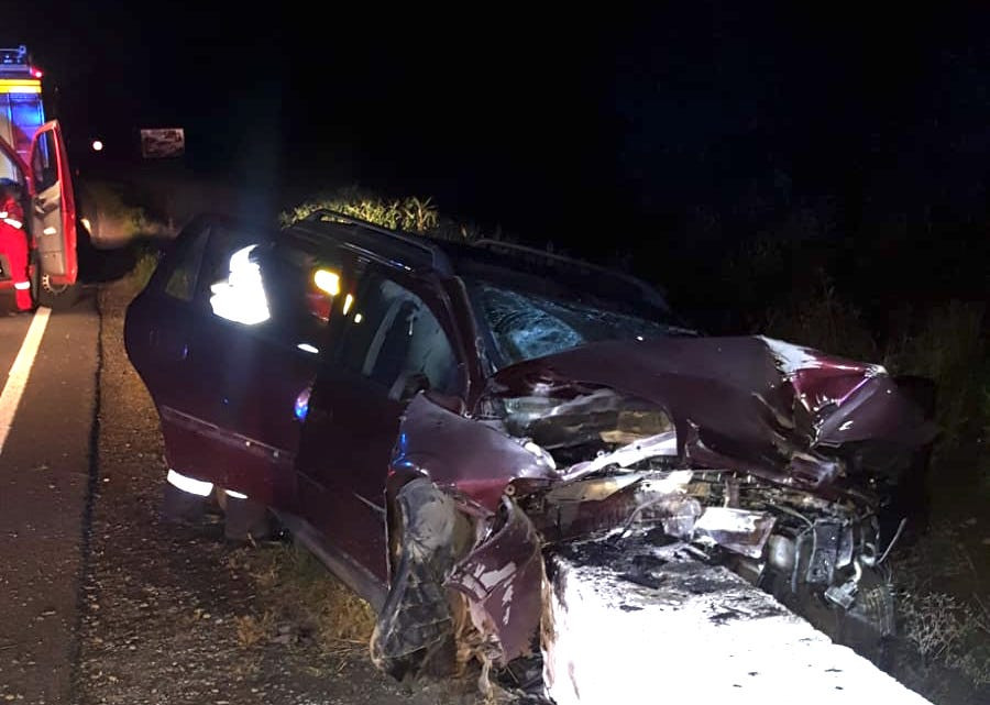 Tânără încarcerată în mașină după ce a intrat într-un cap de pod pe DN1