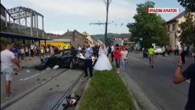 Accident rutier provocat de un mire chiar în ziua nunții. Mașina a ajuns într-un stâlp