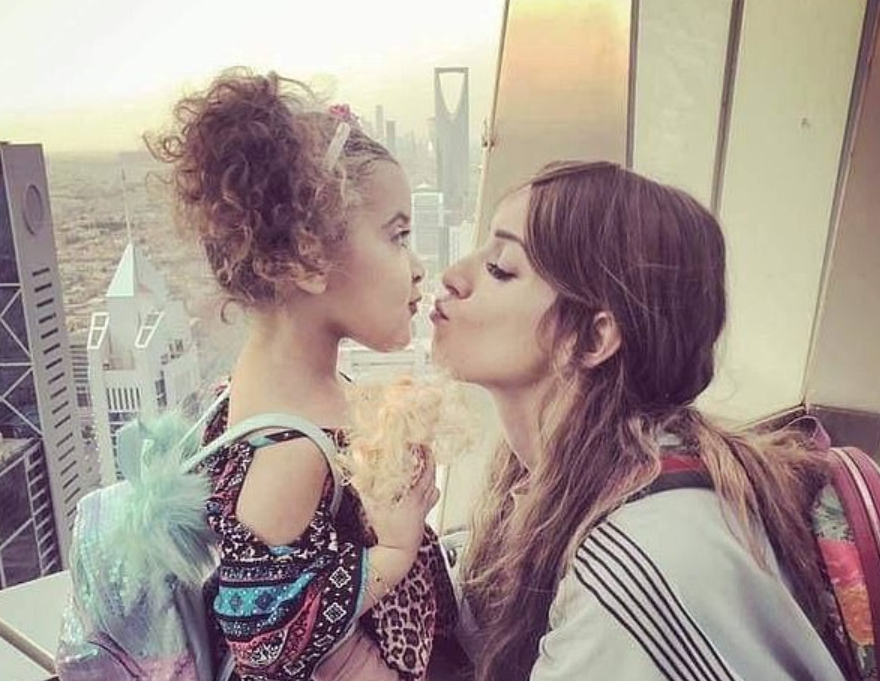 A pierdut custodia fiicei deoarece e „prea occidentală”. Drama unei mame în Arabia Saudită