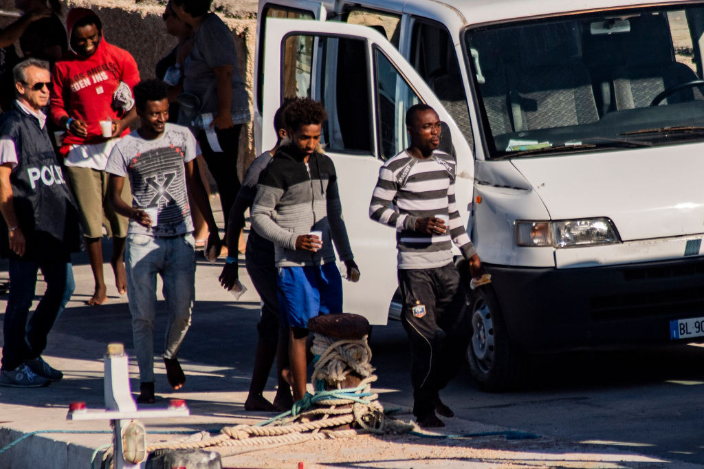 Peste 100 de migranți vor fi debarcați în Spania. Unii dintre ei vor ajunge în România