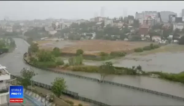 Inundațiile din Istanbul au făcut victime. Șuvoaiele au măturat străzile orașului