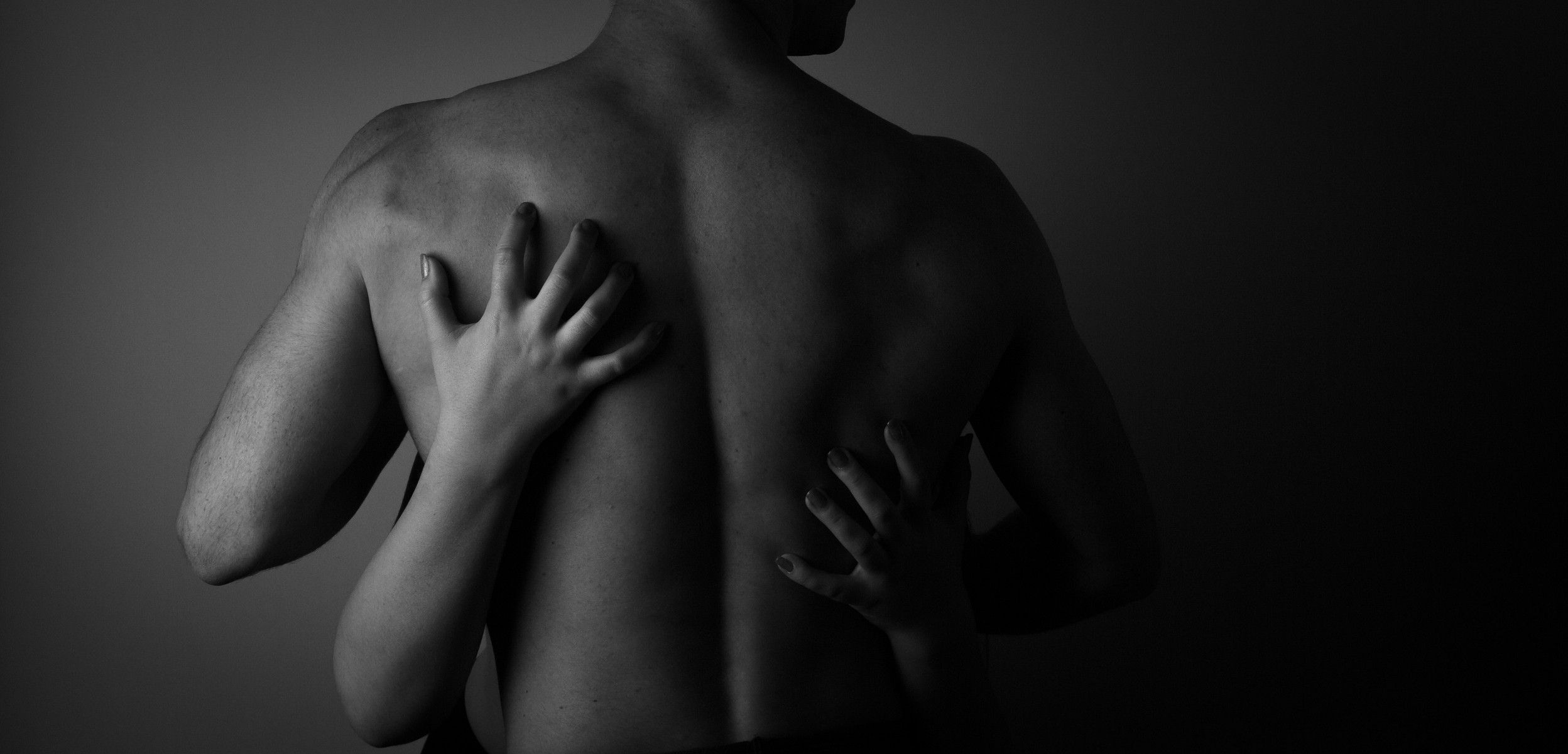 La un pas de moarte, după o partidă de amor în balconul hotelului. Unde au aterizat cei doi