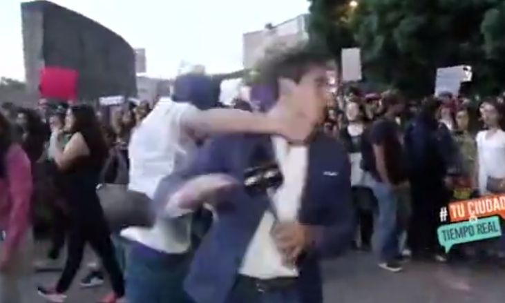 Momentul în care un reporter e lovit cu pumnul, în direct, când transmite de la un protest