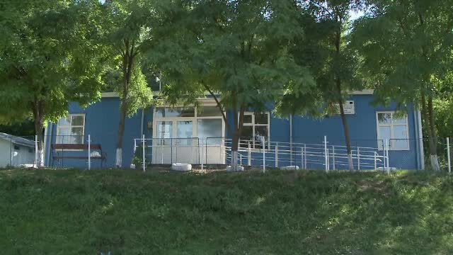 Școala în care elevii nu merg la WC-ul din curte de frică. ”Vin acasă să-și facă nevoile”