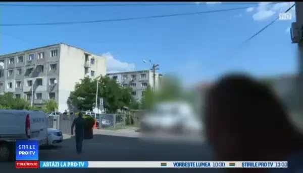 Bătaie cu cuțite și topoare după o ceartă într-un bar. Trei persoane rănite