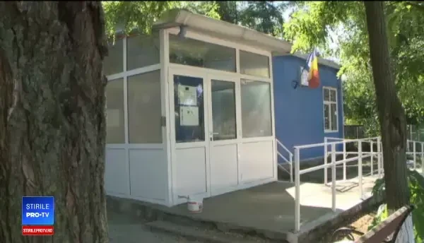 Școala în care elevii nu merg la WC-ul din curte de frică. ”Vin acasă să-și facă nevoile”