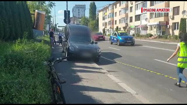 Șoferul unui dric a rănit grav un biciclist după ce i-a deschis portiera în față