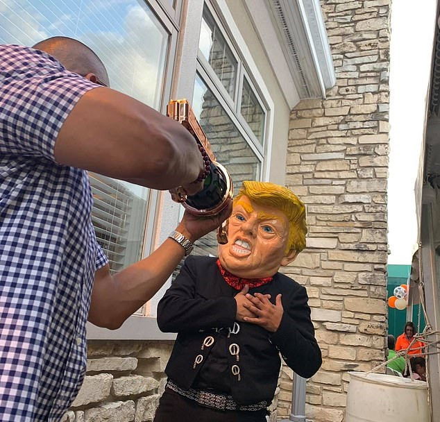 Imagini cu o înscenare a asasinării preşedintelui Trump. Reacția unui senator democrat