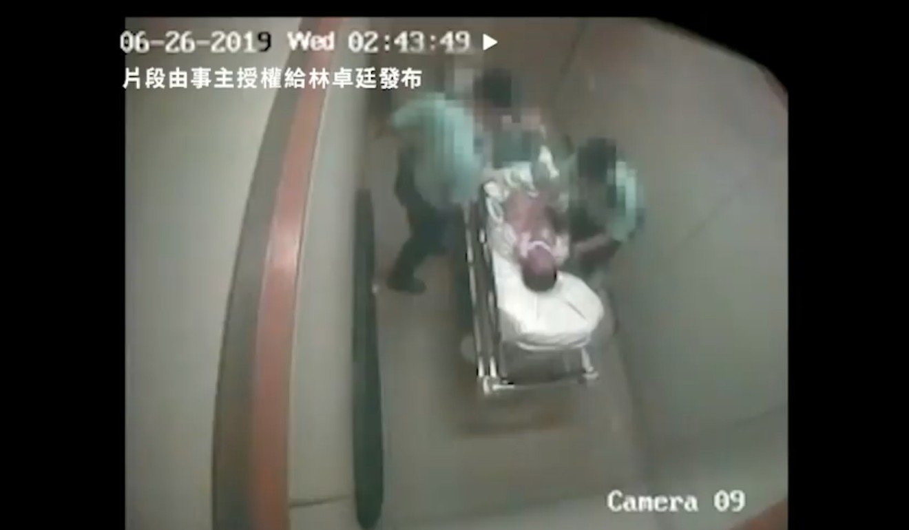 VIDEO șocant. Doi polițiști din Hong Kong lovesc un bărbat legat de un pat într-un spital