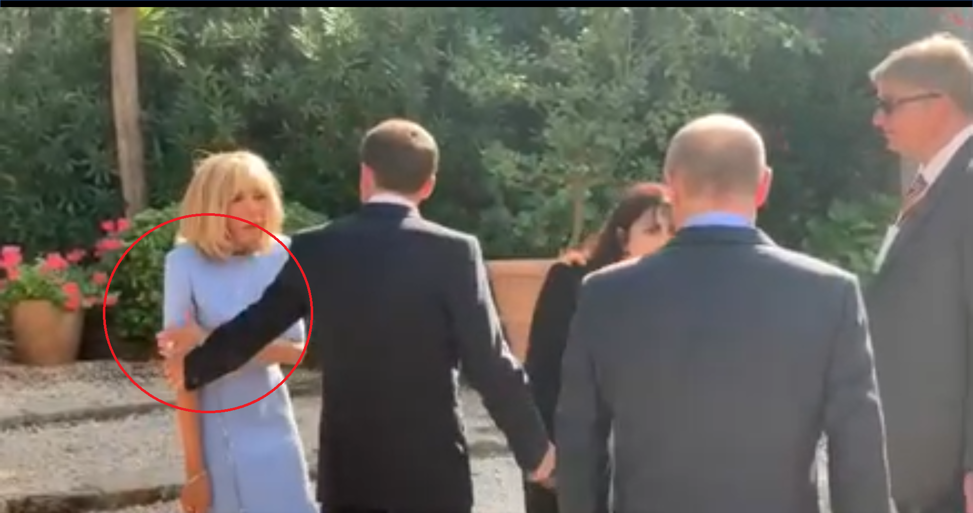 Macron a uitat de brațul rănit al soției sale. Momentul filmat la întâlnirea cu Putin. VIDEO