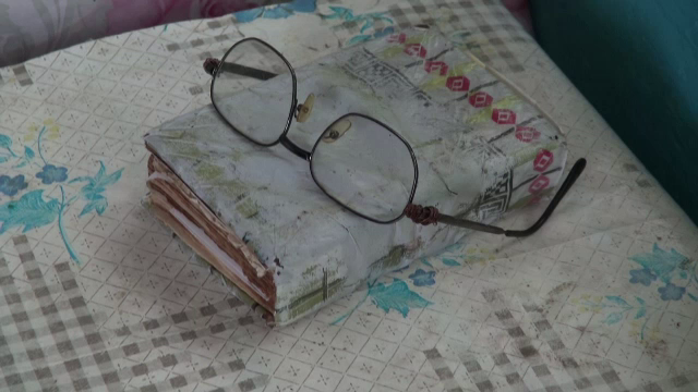 Un bărbat bolnav psihic şi-a torturat mama când a ieşit din ospiciu. Femeia este în agonie