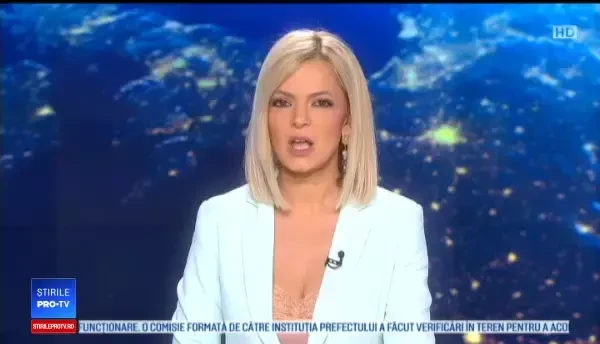 Imaginile care au stârnit indignare. Un șofer încearcă să lovească cu maşina o ursoaică