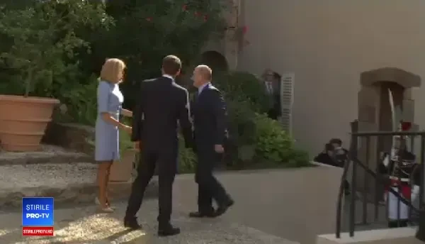 Macron a uitat de brațul rănit al soției sale. Momentul filmat la întâlnirea cu Putin. VIDEO