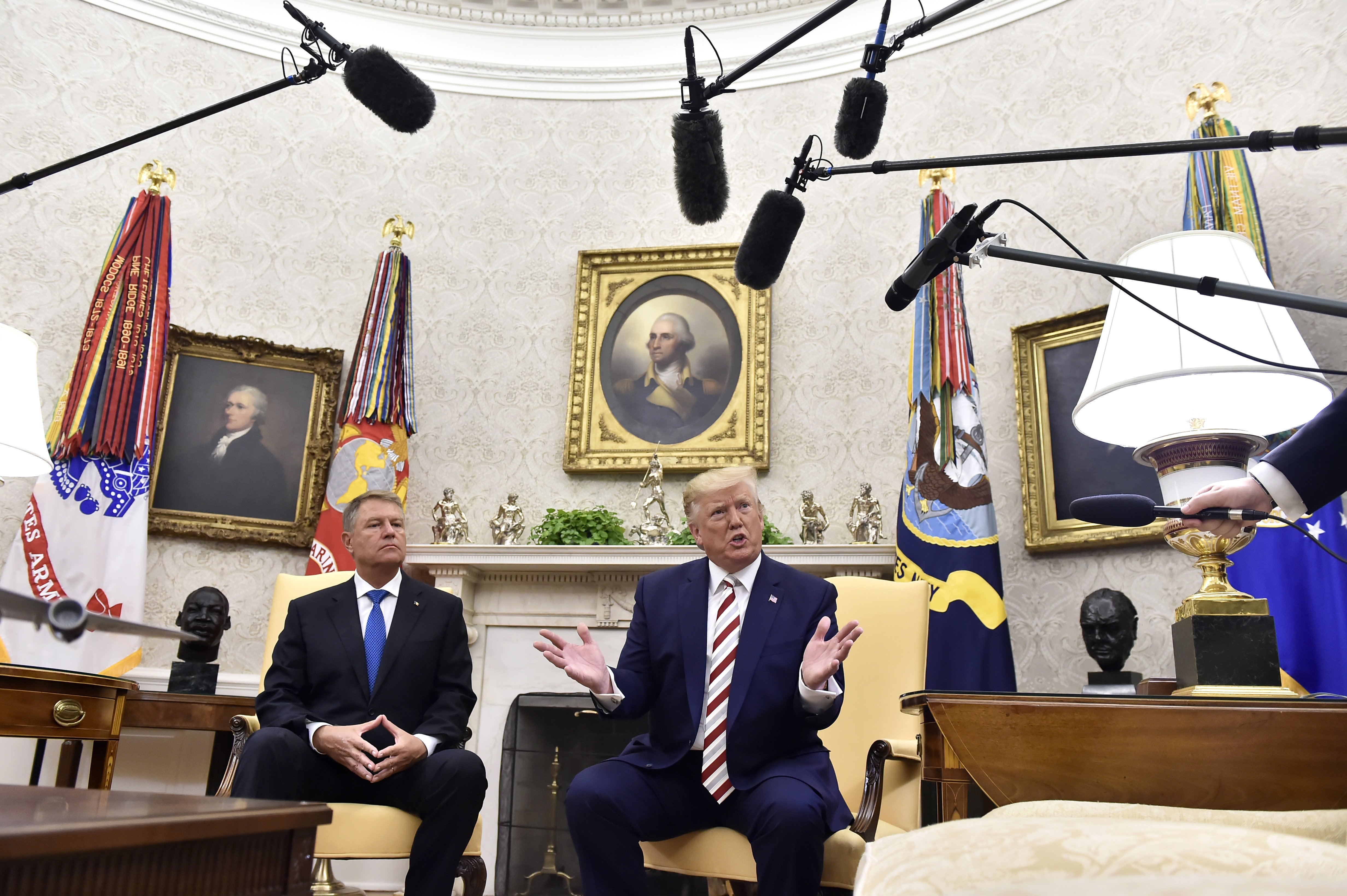 Trump l-a sunat pe Iohannis. Președintele SUA și-a manifestat intenția de a trimite ventilatoare în România