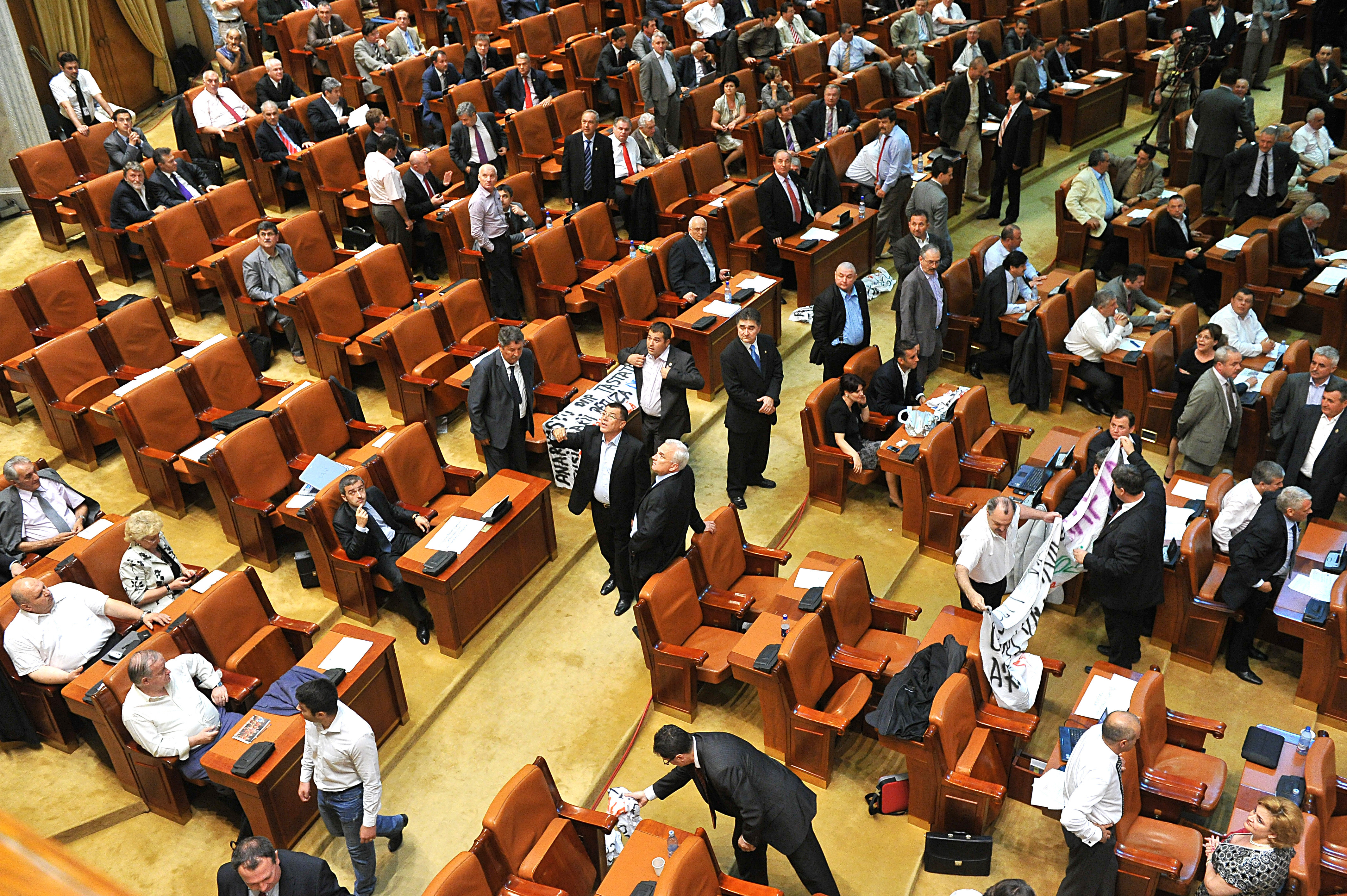 PNL: Bugetarii trebuie să muncească fără vouchere şi pensii speciale