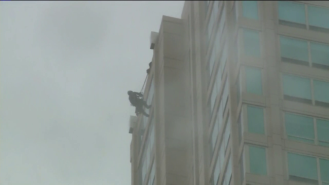 Momentul de coșmar prin care a trecut un spălător de geamuri din Chicago într-un zgârie-nori