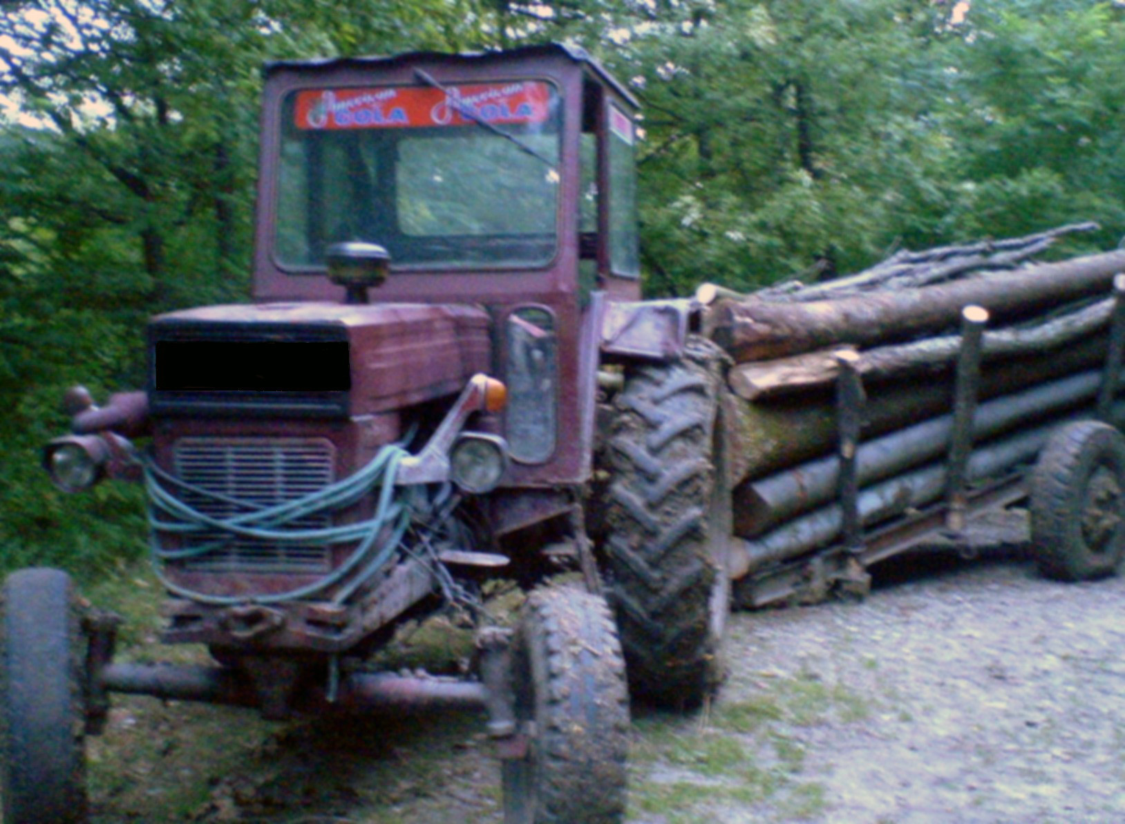 Bărbat rănit grav după ce s-a răsturnat cu tractorul și a rămas prins sub utilaj