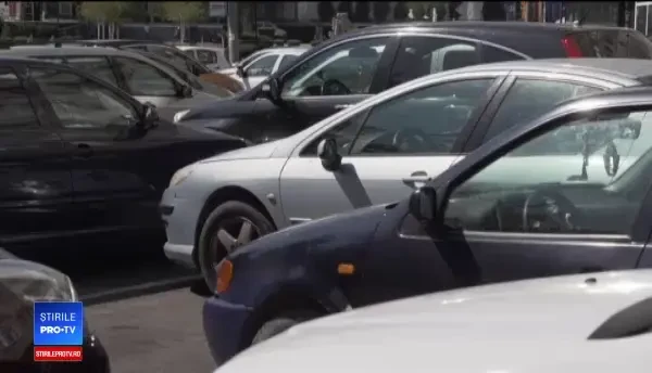 Tineri care spărgeau gemurile mașinilor și le jefuiau, prinși în Ploiești